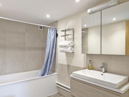 Ванна кімната в Millside, Bosham