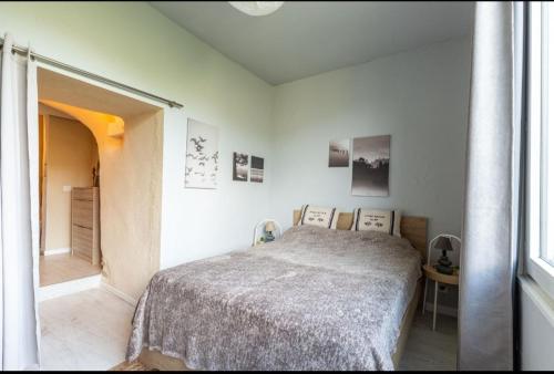 une chambre blanche avec un lit et une fenêtre dans l'établissement Domaine luna estella, à Tourrette-Levens