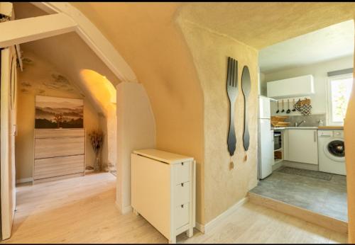 une cuisine avec une fourchette et un couteau sur le mur dans l'établissement Domaine luna estella, à Tourrette-Levens