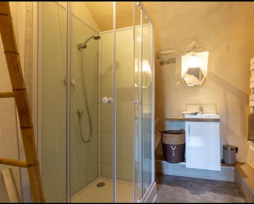 La salle de bains est pourvue d'une cabine de douche et d'un lavabo. dans l'établissement Domaine luna estella, à Tourrette-Levens