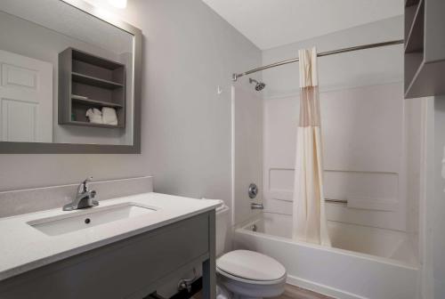 ein Badezimmer mit einem Waschbecken, einem WC und einer Badewanne in der Unterkunft Suburban Studios Biloxi North Area in Biloxi