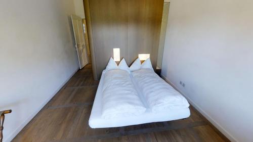 Łóżko lub łóżka w pokoju w obiekcie Klosterhotel St. Petersinsel