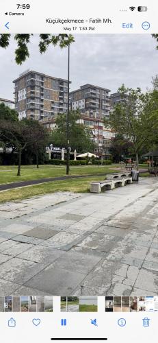 een park met banken en gebouwen op de achtergrond bij Küçükçekmece lake and see view in Istanbul