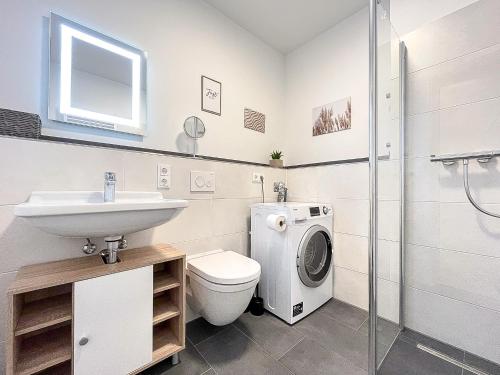奧茨塞巴德·博爾滕哈格的住宿－Weiße Villen Wohnung 20，浴室配有卫生间水槽和洗衣机。