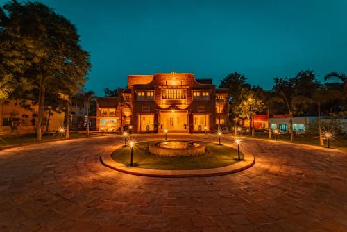 duży budynek z fontanną przed nim w obiekcie Tree Of Life Bhadrajun House, Jodhpur w mieście Dźodhpur