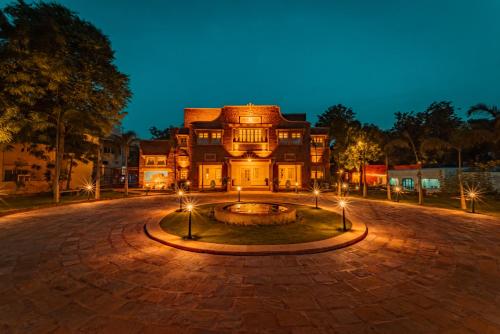 ein großes Gebäude mit einem Brunnen davor in der Unterkunft Tree Of Life Bhadrajun House, Jodhpur in Jodhpur