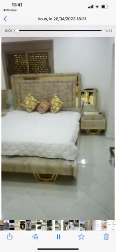 Una foto de un dormitorio con una cama en una habitación en Maison de fes, en Fez