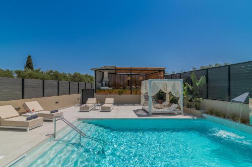 uma piscina no telhado de uma casa em Fratelli Villa, with Heated Pool & Jacuzzi, By ThinkVilla em Áyios Kírikos
