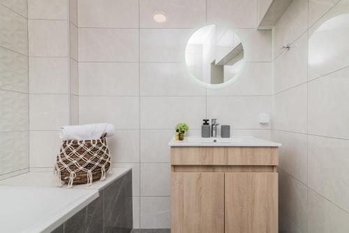 Fratelli Villa, with Heated Pool & Spa Whirlpool, By ThinkVillaにあるバスルーム