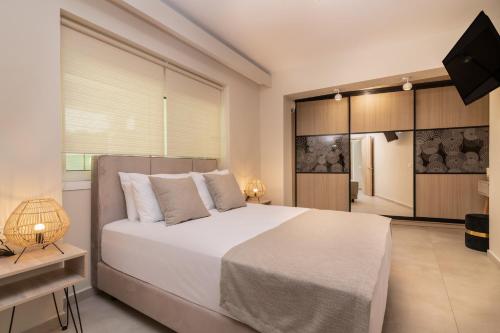 Fratelli Villa, with Heated Pool & Spa Whirlpool, By ThinkVillaにあるベッド