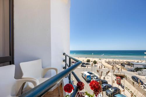 a balcony with a view of the beach at Hotel Residencial Salema in Salema
