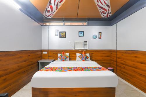 Una cama o camas en una habitación de FabExpress Atithi