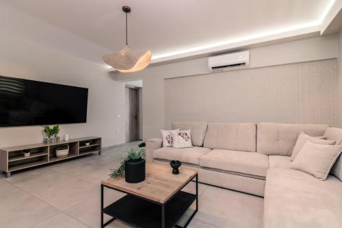 Fratelli Villa, with Heated Pool & Spa Whirlpool, By ThinkVillaにあるテレビまたはエンターテインメントセンター