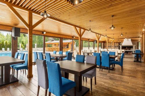 un comedor con mesas y sillas azules en The Balkan Jewel Resort, Trademark Collection by Wyndham, en Bansko