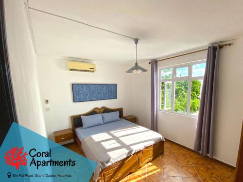 Tempat tidur dalam kamar di Coral Apartment ( 5 bedroom apartment)