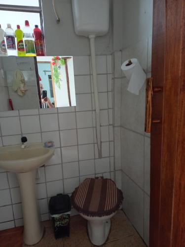 Bilik mandi di Casa simples em Diamantina