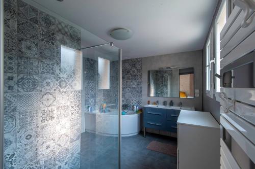 a bathroom with a shower and a sink and a tub at La Villa d'Elvine - Maison avec grand jardin 