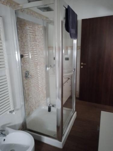 フィレンツェにあるCasa Angiのバスルーム(ガラスドア付きのシャワー付)