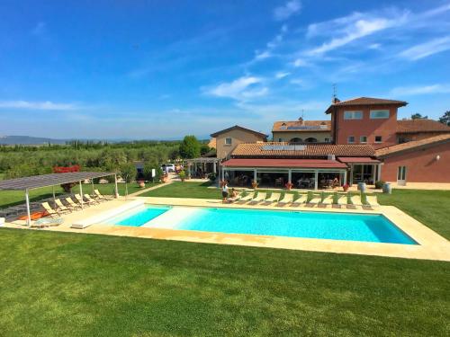 BraccagniにあるResort with pool wellness area and air conditioningのスイミングプール付きの家像
