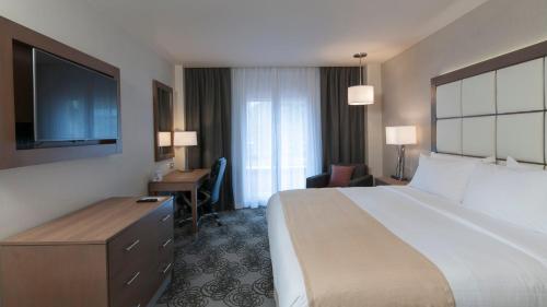 Un pat sau paturi într-o cameră la Holiday Inn Express & Suites Chihuahua Juventud, an IHG Hotel