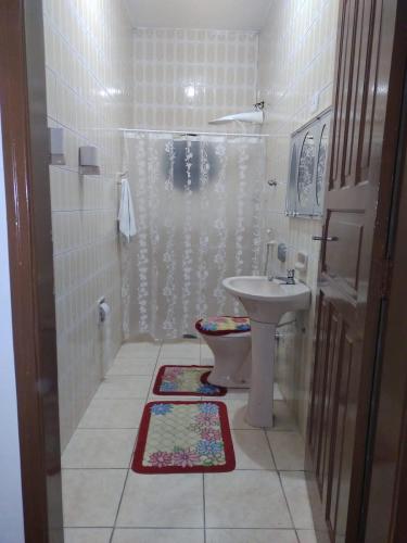 a bathroom with a shower and a toilet and a sink at Casa da Mãe próximo a Basílica in Aparecida