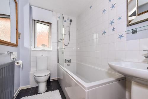 ein weißes Bad mit einem WC und einem Waschbecken in der Unterkunft Bindons in Taunton