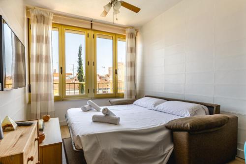 ein Schlafzimmer mit einem Bett mit Handtüchern darauf in der Unterkunft Stylish apartment with amazing views in Santa Pola