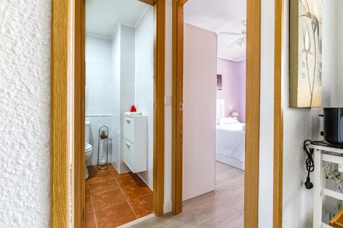 Zimmer mit einem Bad mit WC und Waschbecken in der Unterkunft Stylish apartment with amazing views in Santa Pola