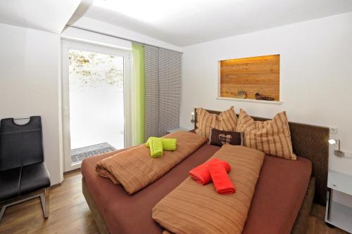 salon z kanapą i 2 poduszkami w obiekcie Apartment Rossbichl w Saalbach Hinterglemm