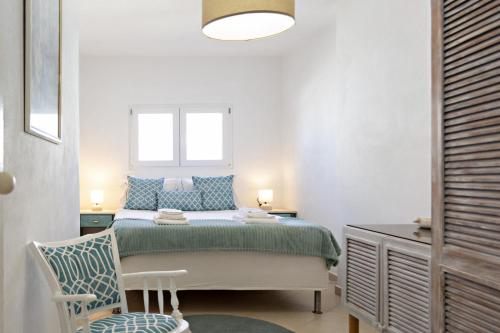 a bedroom with a bed and a desk and a chair at Villa Lydia in Faro