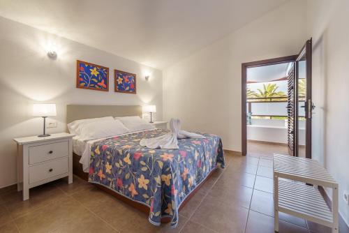 een slaapkamer met een bed, een tafel en een raam bij Moderno apartamento en Playa de los Cancajos in Los Cancajos
