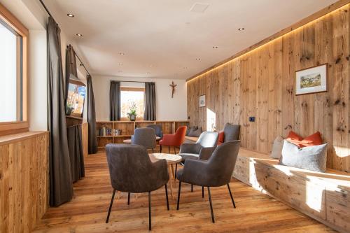 a waiting room with chairs and a table at Rifugio Fermeda Hutte in Santa Cristina in Val Gardena