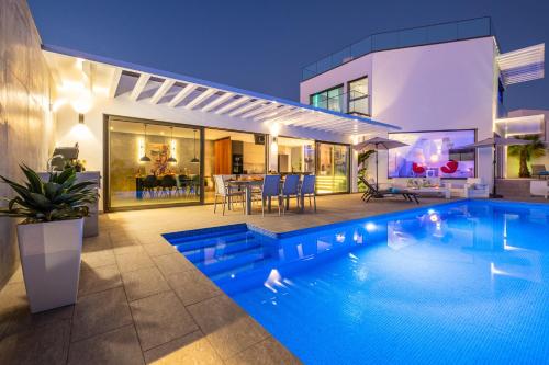 uma piscina em frente a uma casa em Villa Boa Vida by Algarve Vacation em Armação de Pêra