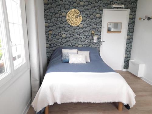 - une chambre avec un lit et un mur de rochers dans l'établissement Studio proche du centre ville et de la plage, à Villers-sur-Mer