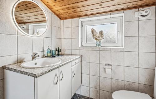 y baño con lavabo y espejo. en 2 Bedroom Amazing Apartment In Krus, en Kruså