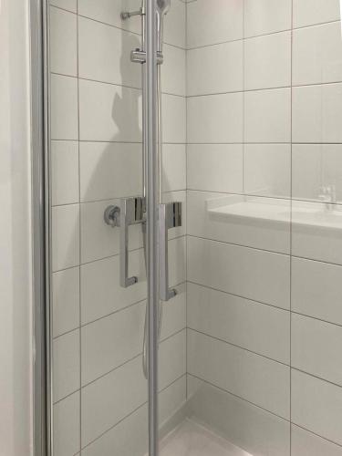 d'une douche avec une porte en verre et un lavabo. dans l'établissement T2 de charme au centre de Marseille, à Marseille