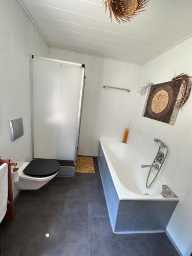 Ένα μπάνιο στο Urlaubstraum am Brombachsee- 5 stilvolle Zimmer-