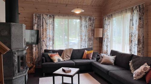 a living room with a couch and a fireplace at Kantokelo in Ylläsjärvi