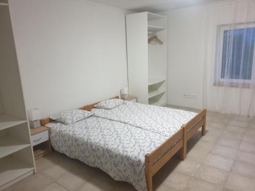 1 dormitorio con 1 cama en una habitación blanca en Snina studio apartment, en Snina