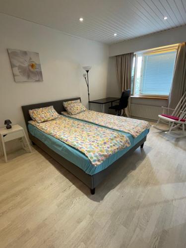 Tempat tidur dalam kamar di In Helsinki and super easy to Airport and City Center and a private free parking