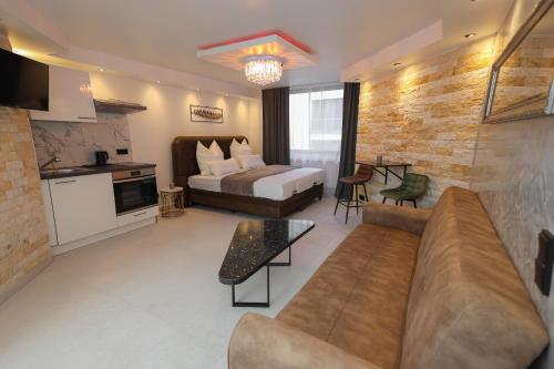 uma grande sala de estar com uma cama e um sofá em Suites Aix la Chapelle, Exclusive Apartments, Wellness and more, Aachen City em Aachen