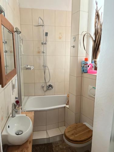 y baño con bañera, aseo y lavamanos. en Mediterranean Room - Private Room, en Mannheim