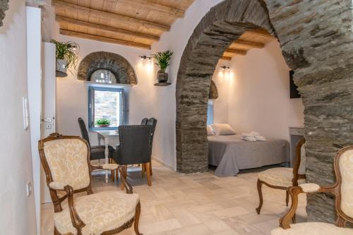 a dining room with an archway and a table and chairs at PG Houses in Kalloni Village - PHouse in Kalloni Tinou