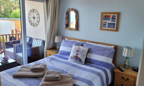 um quarto azul com uma cama com toalhas em Dunlin 3 - The Cove em Brixham