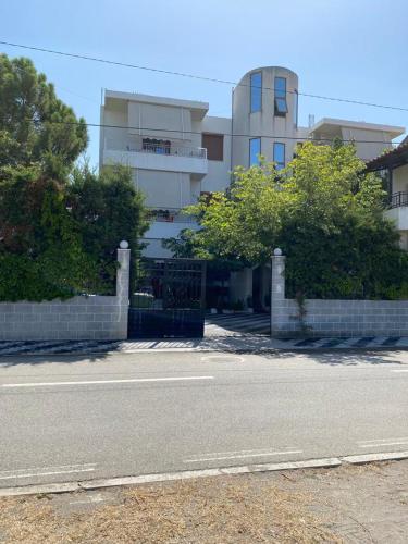 un edificio con un cancello di fronte a una strada di Hotel Egli a Velipojë