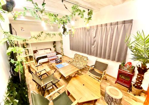 - un salon avec une table et des chaises dans l'établissement Eternity APARTMENT HOTEL 品川, à Tokyo