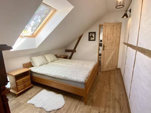 a bedroom with a bed and a window at Dom Gościnny Ostoja in Międzywodzie