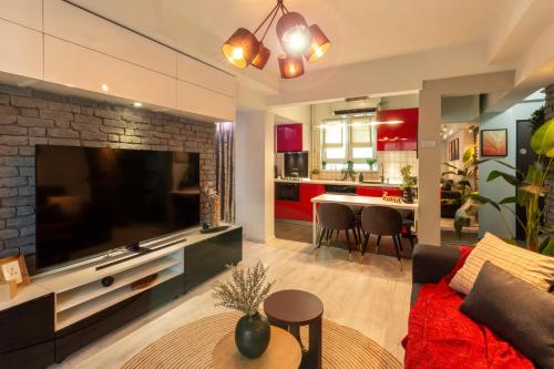 un soggiorno con grande TV e una cucina di Modern 1BR Apt in the Old Town: The Perfect Choice a Bucarest
