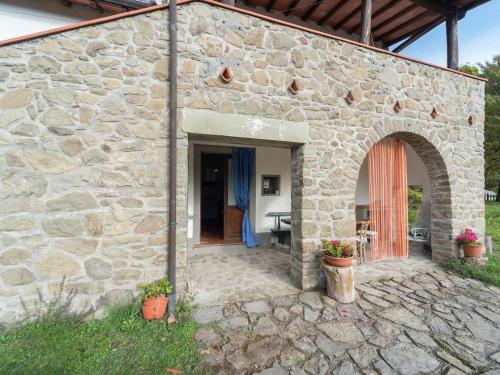 una entrada a una casa de piedra con una pared de piedra en Lovely Holiday Home with private pool, en San Marcello Pistoiese