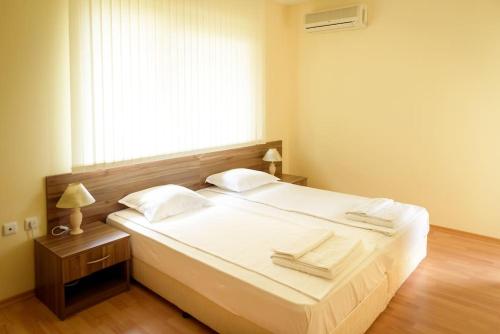 1 dormitorio con 1 cama blanca grande y ventana en 3 bedroom seaview apartment /2nd floor/, en Topola